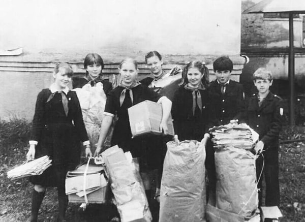 4. Пионеры сдают макулатуру.