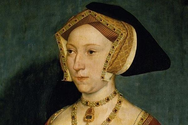 Jane'in ilkesi "itaat ve hizmet etmeye bağlı" idi ve Henry'ye çok beklediği erkek varisi, VI. Edward’ı vererek gücüne güç kattı.