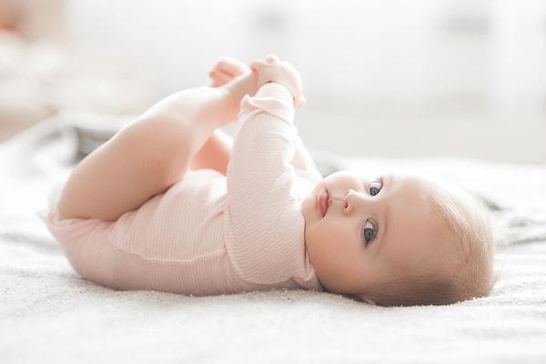 Bebeklerde yeşil kaka genellikle kendiliğinden geçiyor. Ama bu süreçte bebeğinizi rahatlatmak için yapabileceğiniz bazı şeyler var.