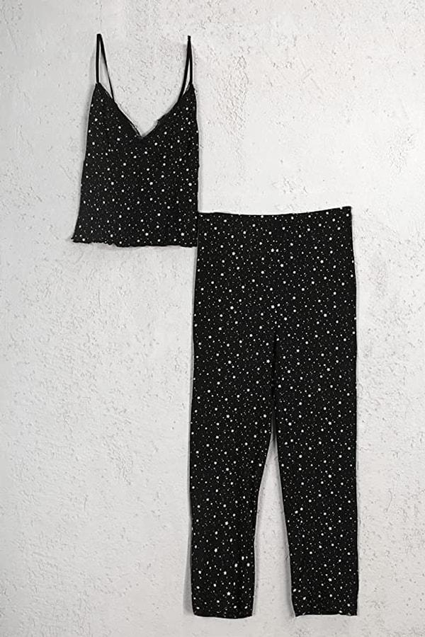 1. Dantel detaylı ve ip askılı pijama takımı.