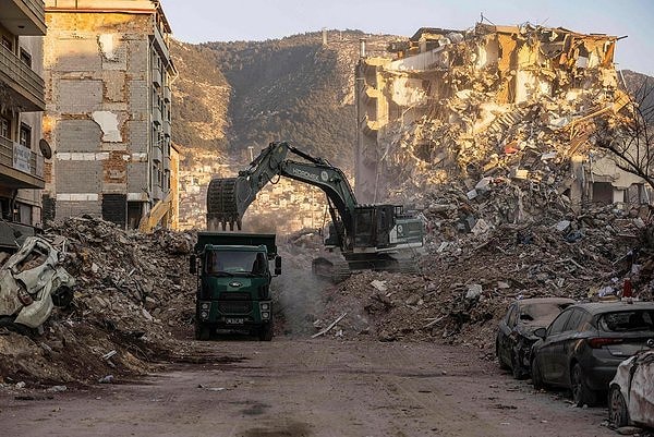 Göktuğ paylaşımının devamında babası gibi depremde hayatını kaybeden canlarımız için "Antakya’da kurtarılamayan canların öyle refah gibi “lüks” talepleri de yoktu hiç. Sadece güzel bir emeklilik hayatı isterlerdi. Ya da ölüme terk edilmemek, sahipsiz hissedilmemek. Bunu başaramadınız" yazdı.