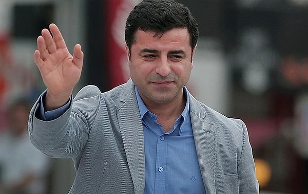 HDP'nin tutuklu eski Eş Genel Başkanı Selahattin Demirtaş, 'Çözüm Süreci’nde yaşananları anlattığı mektubunda “Erdoğan’ın saray ve saltanat oyunlarına kanmayıp planlarını bozduğumuz için bize bu kadar düşmanca davranıyor. Vatansever veya milliyetçi olduğu için ya da barış istediği için değil” dedi.