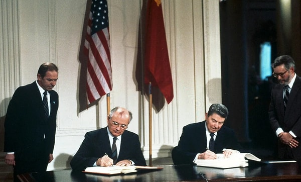 12. Какое событие считается началом «холодной войны»?