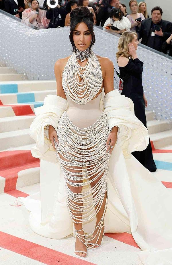 Galalarda en çok konuşulan görünümleri giyen Kim Kardashian'ın Met Gala'da giydiği üzerinde 50 bin tane inci kullanılan elbisesiyle günlerce gündemde kalmıştı.
