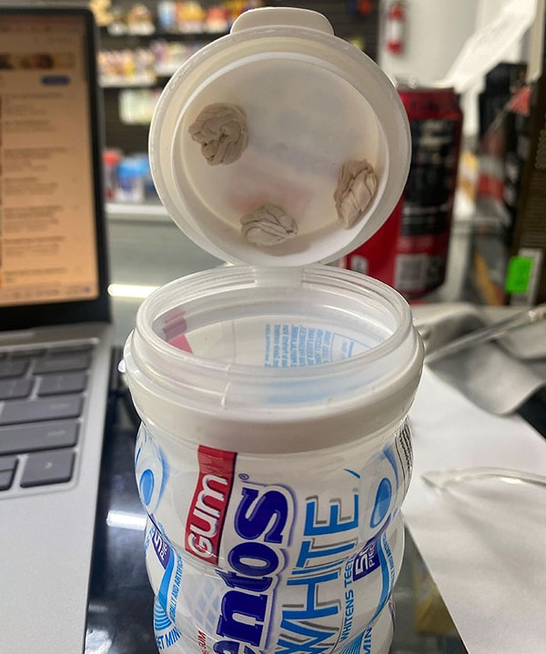 13. «Так моя коллега оставляет жвачки на потом»