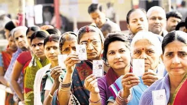 Yurt dışında yaşayan Hintliler, başka bir ülkenin vatandaşlığını kabul etmemiş olmaları şartıyla, zaman sınırı olmaksızın oy kullanabiliyorlar. Burada da oy verme işlemi sadece ülke içinde yapılabiliyor.