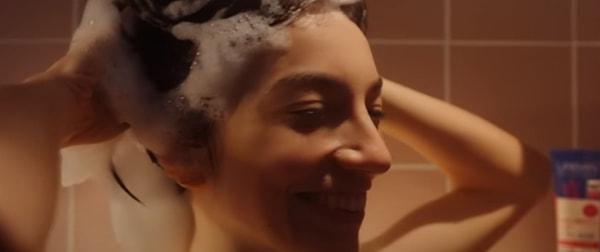 Bakan Soylu'nun 'eşcinsellik' anlamı çıkararak LGBTİ+'lar üzerinden hedef gösterdiği ürünün reklam filminde "Saçlarınız için doğal bakım da ne kadar doğal?" sorusuna çeşitli kadınlar yanıt veriyor.