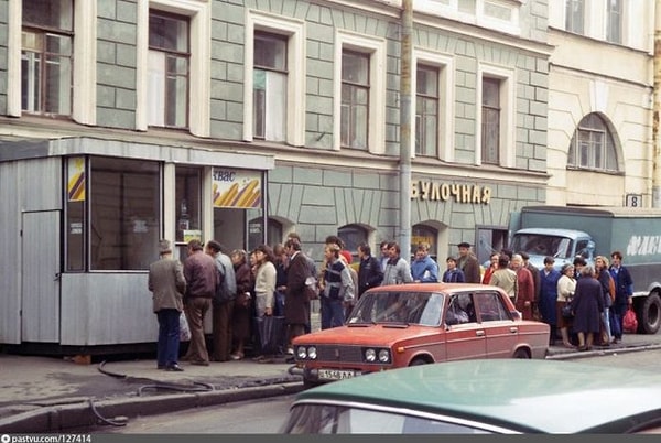 13. Возможно, в ларьках «Квас» и «Мороженое» продавали вовсе не квас и не мороженое.