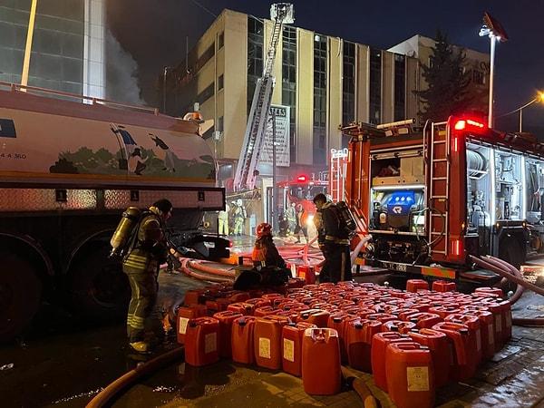 Küçükçekmece’de, Akit Medya Grubu’nun yer aldığı 3 bloklu iş merkezinin alt katındaki halı imalathanesinde 27 Nisan'da çıkan yangın 60 saat sonra söndürülmüştü.