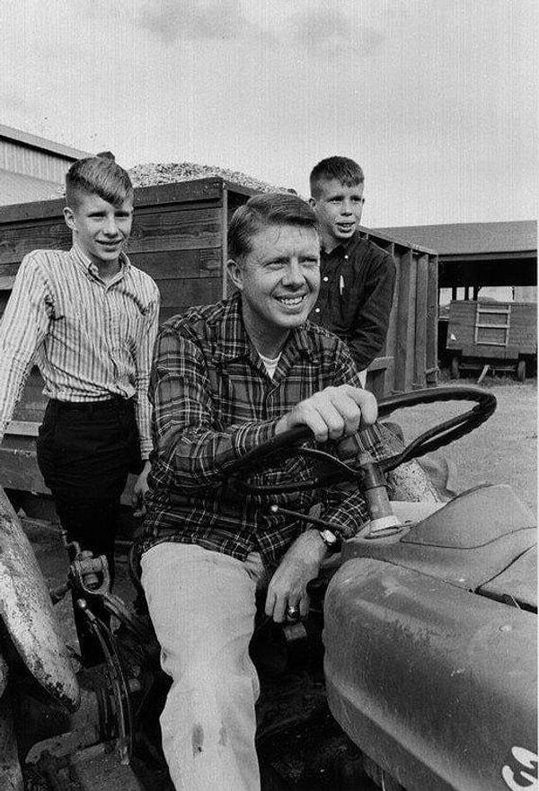 2. Eski ABD Başkanı Jimmy Carter, iki oğluyla birlikte yer fıstığı tarlalarını sürüyor. (1960)
