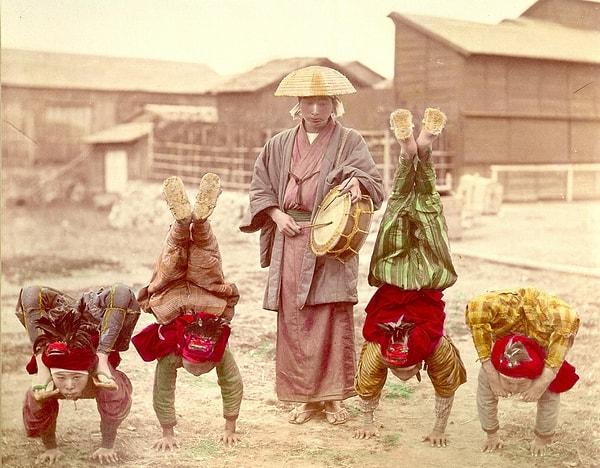 7. Japonya'da enteresan kıyafetler giyen akrobatlar. (1900'lar)