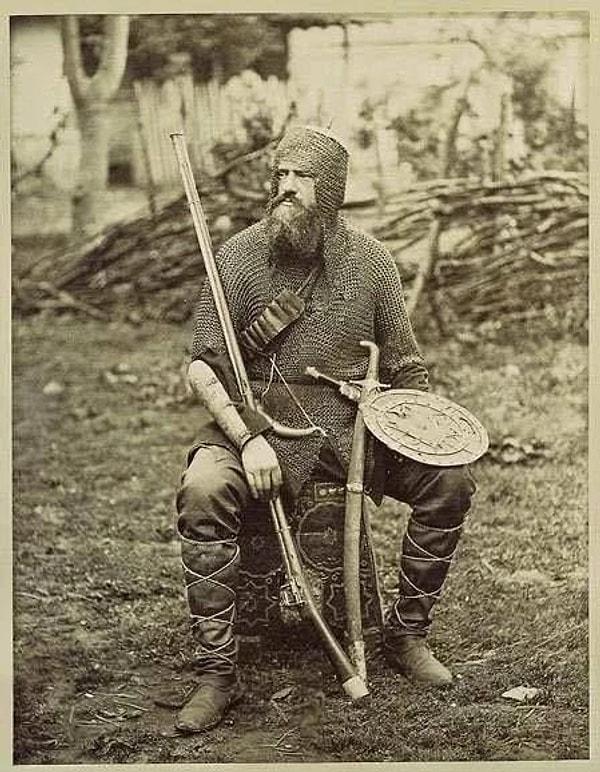 9. Gürcistan'da kalkanlı ve zırhlı bir Khevsur erkeği. (1877)