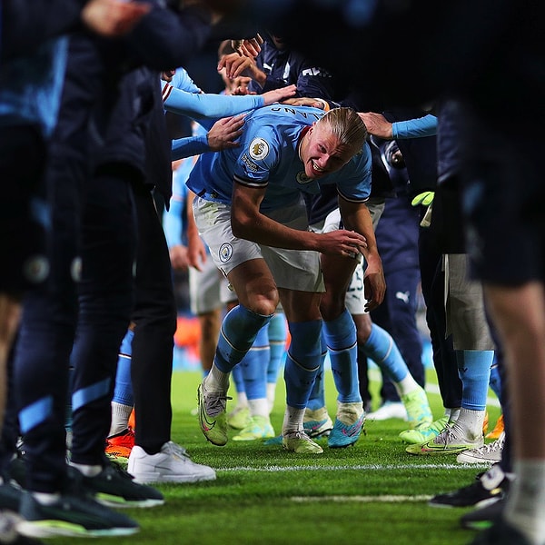 Erling Haaland, Premier Lig'de bir sezonda en fazla gol atan futbolcu oldu. Henüz 9 aydır Premier Lig'de olmasına rağmen rakip ağlara 35 gol bırakmayı başardı.