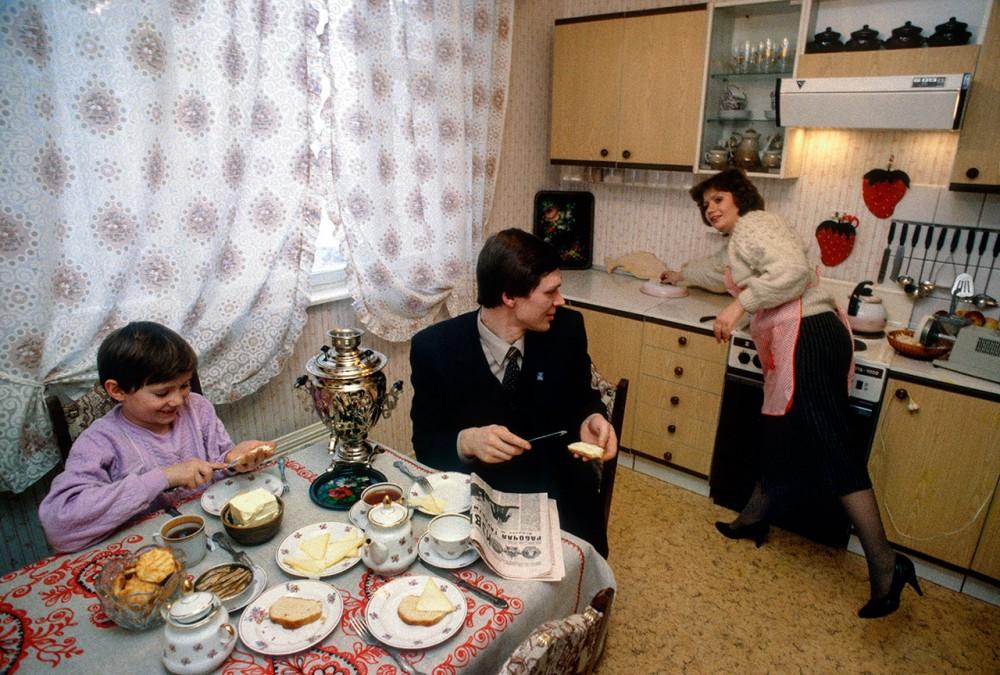 Как жили 80 году. Советская жизнь в СССР 80 годы. Советская квартира. Советская семья.