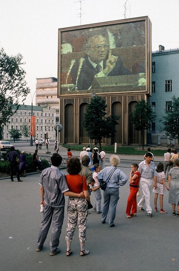 13. Уличная трансляция съезда партии (1988 год).