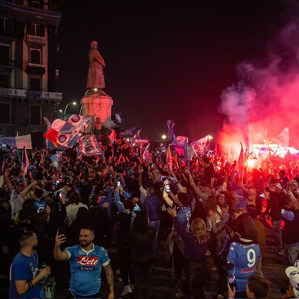 Tarihinde 3. kez şampiyonluk başarısını elde eden Napoliler bu sevinci doyasıya yaşadı.