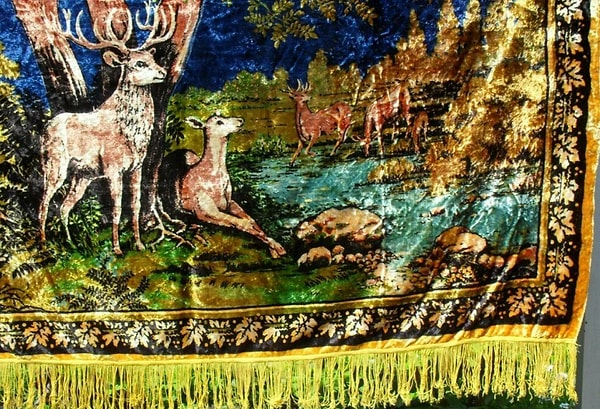 4. Ковер с оленями на стене