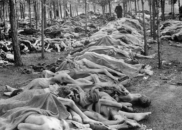 2. Nazi Almanya'sı tarafından kurulan en büyük toplama kampı Auschwitz-Birkenau'da açlıktan ölen insanlar.