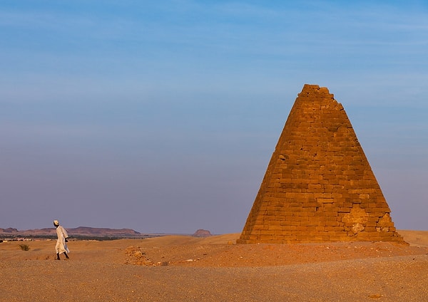 Nubia piramitleri, Mısır piramitleri gibi, kralların ve kralların ailelerinin mezarları olarak inşa edilmiştir. Ancak, Meroe Krallığı döneminde, bazı piramitlerin sıradan insanlar tarafından da inşa edildiği düşünülmektedir.