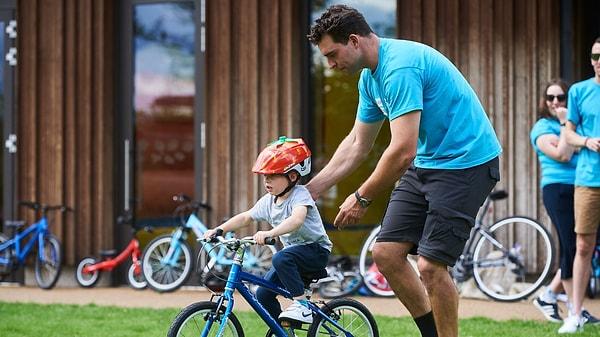 1. Bisiklet çocukların sevdikleri etkinliklerden biri. Havaların güzelleşmesiyle birlikte çocuğunuza bisiklet binmeyi öğretebilirsiniz.