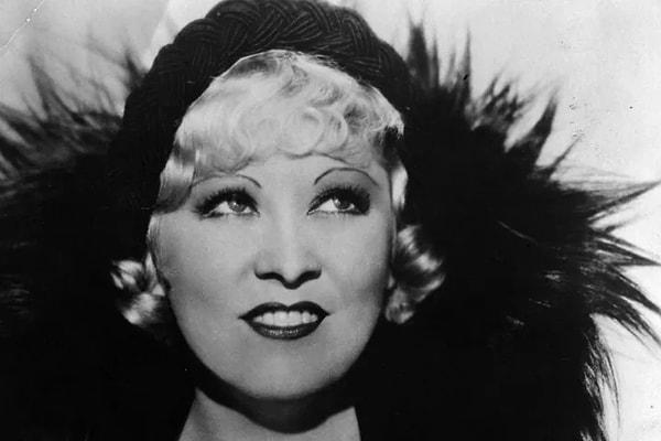 8. Mae West oynadığı bir tiyatro oyunu yüzünden turtuklandı.