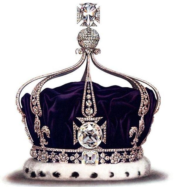 Kraliçe Camilla'nın ise Charles'ın büyük annesi Kraliçe Mary'nin tacını giyeceği ifade edildi.