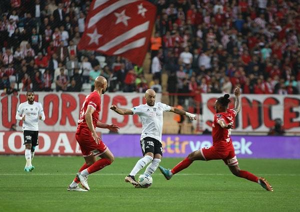İlk yarıda hızlı hücumlarla etkili olan ev sahibi Antalyaspor golü duran toptan Ömer Toprak ile buldu. Ömer Toprak'ın golüyle Antalyaspor devreyi 1-0 önde kapattı.
