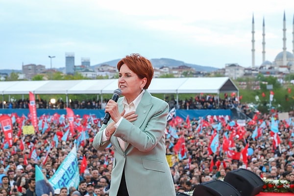 Sözleriyle epey gündem yaratan Akşener, Soylu'yu hedef aldı. İYİ Parti lideri konuşmasına ''Burası kazanırsa biz şampanya patlacakmışız. O abiler kazanırsa tertemiz alınları seccadeye değecekmiş.'' sözleriyle başladı.