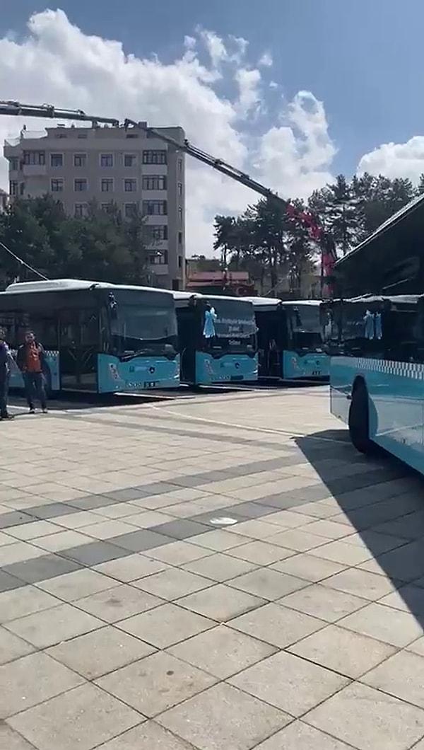 Millet İttifakı Cumhurbaşkanı Yardımcısı Adayı ve İBB Başkanı Ekrem İmamoğlu'nun Erzurum'da yapacağı miting öncesinde meydan Erzurum Büyükşehir Belediyesi'nin otobüsleriyle kapatıldı.