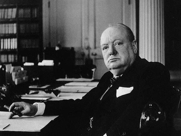 2. Amerika'nın alkol yasağı döneminde Winston Churchill, doktorlara 1939'daki Amerika seyahati için "içki içmesi gereklidir" reçetesi yazdırdı.