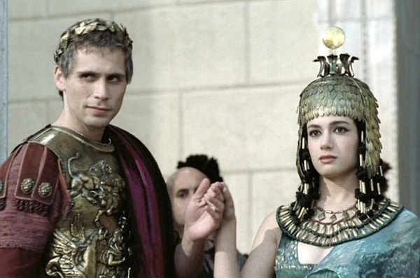 Kleopatra tahtını yeniden kazanmak için Jül Caesar'a odaklandı ve sonunda amacına ulaştı.