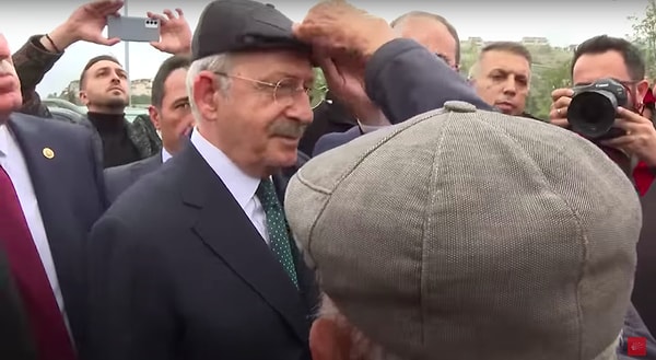 Yanı sıra bir çiftçinin Kılıçdaroğlu'na başındaki kasketi takıp "Hoşgeldin çiftçi Kemal. Köylünün dostu Kemal" demesi gündem olmuştu.