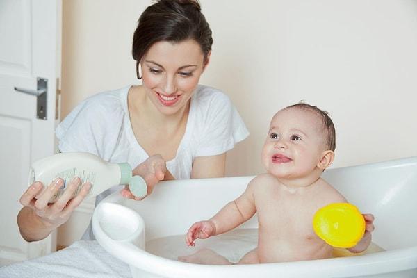 Diğer merak edilen bir konu da bebeklerin ne kadar sürede bir yıkanması gerektiği. Bebeğinizi her gün yıkamanıza gerek yok. Özellikle yenidoğan bebeğinizi haftada 2 veya 3 kere banyo yaptırmanız yeterli.