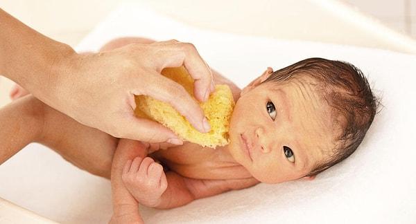 İlk olarak yenidoğan bebeklerin banyosu hakkında bilgi verelim...