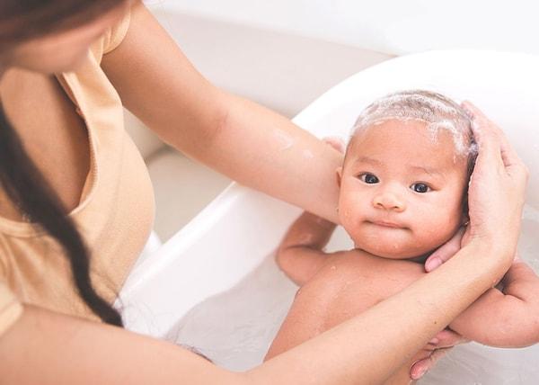 Bebeğinizin başını yıkarken olabildiğince dikkatli olmalısınız. Bebeğinizin başını yıkarken masaj yaparsanız bebeğinizin de çok hoşuna gidecektir.