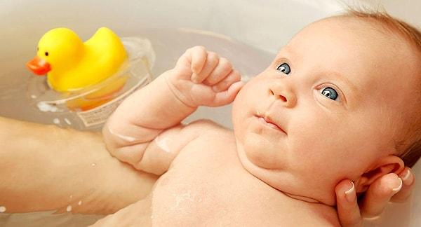 2. Küvete aldığınız bebeğinizin mutlaka başını desteklemelisiniz. Bebeğinizin başı her zaman suyun üstünde olsun.
