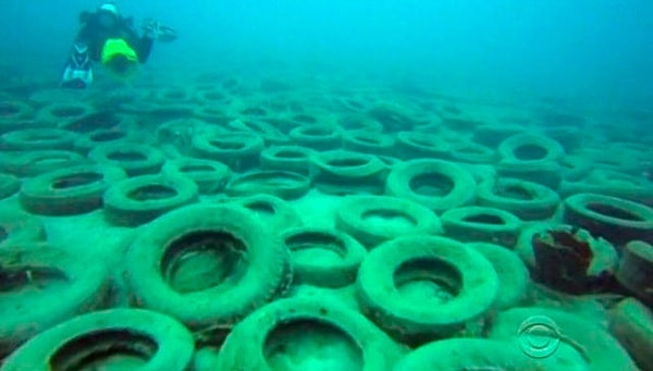 Более 100 частных лодок и корабль ВМС США USS Thrush приняли участие в проекте, чтобы спустить шины.