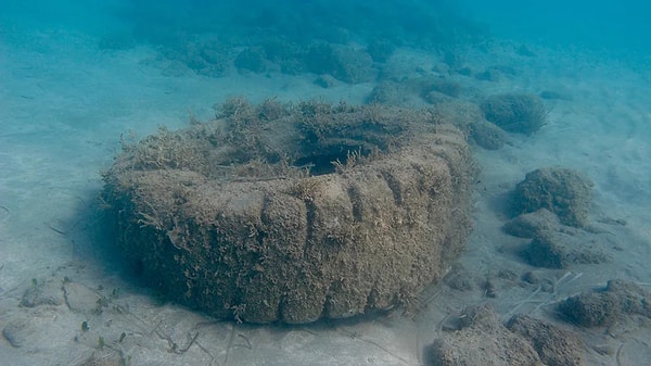 Погружение готовых материалов для создания рифов не так надуманно, как может показаться. Наиболее частым типом искусственных рифов является кораблекрушение, и корабли были целенаправленно уничтожены, чтобы обеспечить среду обитания водным существам.
