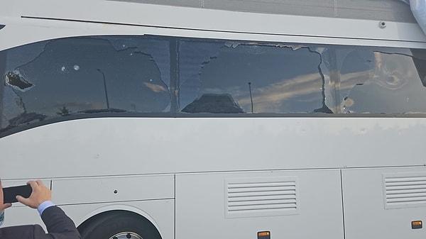 Çıkan olaylarda İmamoğlu’nun içinde bulunduğu otobüsün camları kırıldı, 17 kişi de atılan taşlar sonucunda yaralanmıştı.