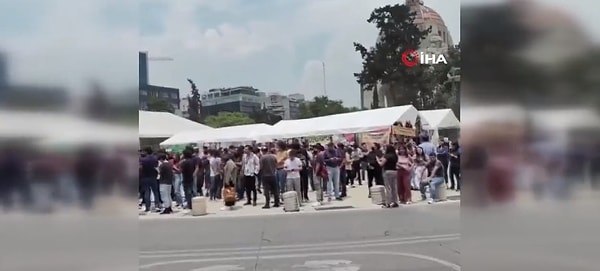 Mexico City güvenlik yetkilileri ise, bakım çalışmaları sırasında oluşan bir hata sonucu şehrin 851 noktasındaki deprem alarmlarının yanlışlıkla çaldığını açıkladı. Yetkililer vatandaşlardan özür dileyerek, olayla ilgili incelemenin devam ettiğini bildirdi.