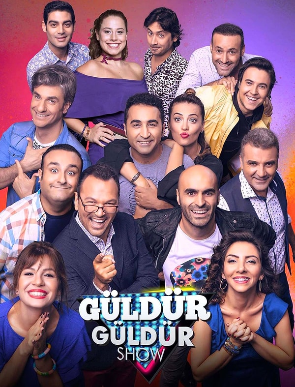 Yıllardır Show TV ekranlarında yayınlanan Güldür Güldür Show, yaptığı siyasi mesajlı skeçlerle gündemden bir an olsun düşmüyor.