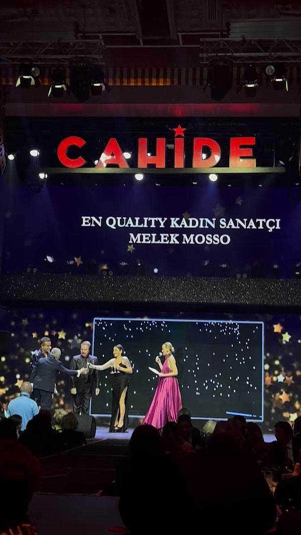 Cahide Show ekibinin birbirinden renkli ve eğlenceli dans gösterisiyle başlayan gecede şarkıcı Melek Mosso'da ödül aldı.