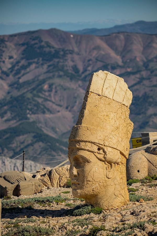 14. Adıyaman, Nemrut Dağı'ndan M.Ö. 1. yüzyıldan kalan bir heykel.