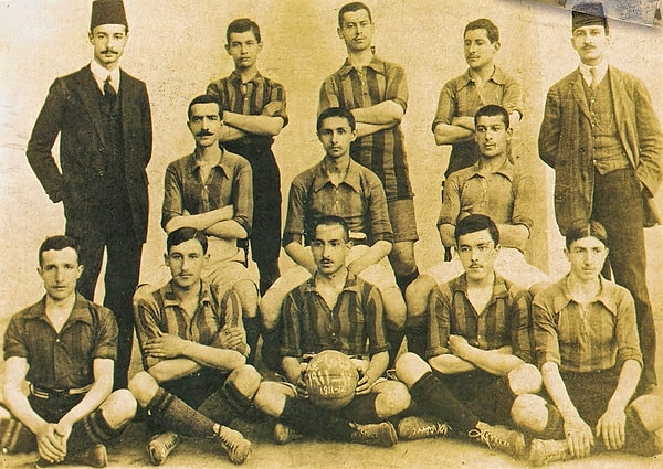 Futbol becerisinin yanı sıra tenis, hokey, kürek sporlarıyla da ilgilenir Kulaksızoğlu ve akranlarının arasından kolayca sıyrılarak 1910 yılında takım kaptanlığına yükselir. Hatta aynı yıl Fenerbahçe kapanma aşamasına gelip kulüp başkanları istifa edince kulübe vekaleten başkanlık dahi yapar.