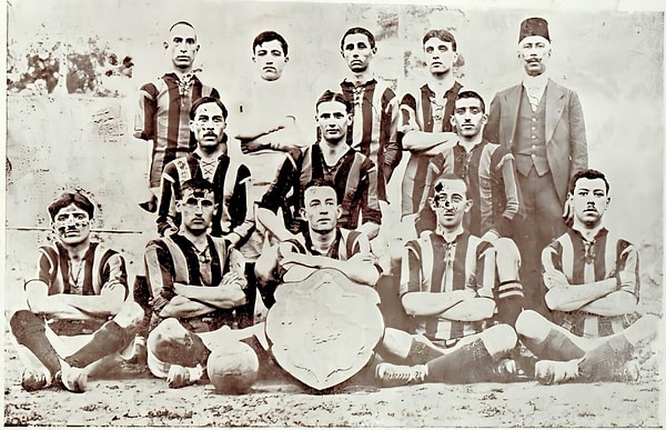 Ve gerçekten Fenerbahçe 1911-1912 İstanbul Ligi'nde namağlup şampiyon olur. 1911-1915 yılları boyunca teknik direktörlük de yapan Kulaksızoğlu böylece Fenerbahçe'nin tarihteki ilk teknik direktörlerinden biri olarak takıma ünlü futbolcu Wilhelm Kohlhammer'ı kazandırır.