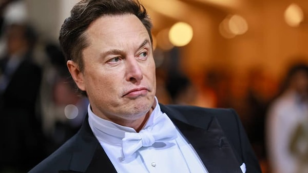 Musk bu konu hakkında şu ifadeleri kullandı: "Kafama silah dayansa bile mesajlarınızı göremeyeceğim."