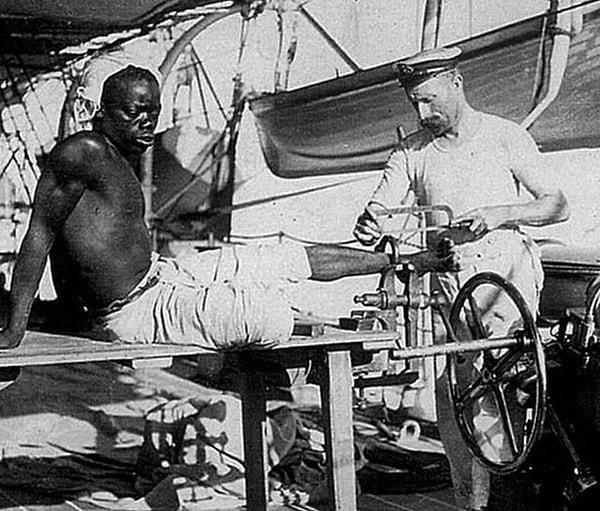2. Köle prangası bir İngiliz denizci tarafından çıkarılıyor, 1907
