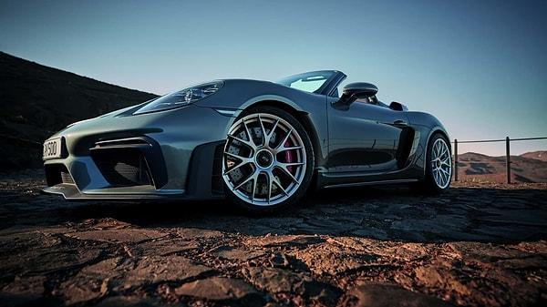 Porsche'nin yeni canavarı, yüksek hız değerlerinin yanı sıra sürüş konforunu ön planda tutan yeniliklere sahip.