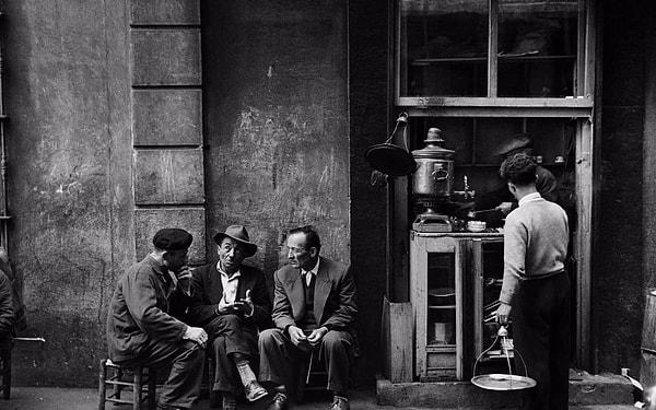 4. İstanbul'da kahvehanede sohbet eden bir grup. (1960’ler)