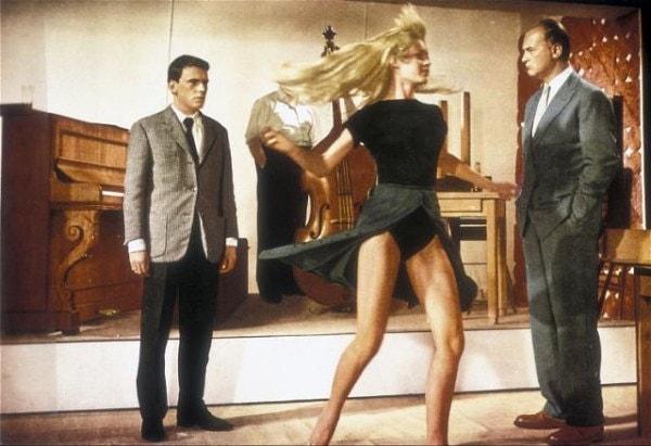 Fransız aktris Brigitte Bardot, Roger Vadim'in 1956 yapımı “Ve Tanrı Kadını Yarattı" filminde mini etek giymesi ile, bir filmde mini etek giyen ilk oyuncu olarak kabul ediliyor.